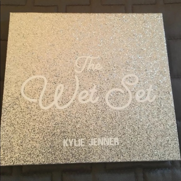 1 Left!! AUTH KYLIE HOLIDAY WET SET HIGHLIGHTER - Picture 2 of 8